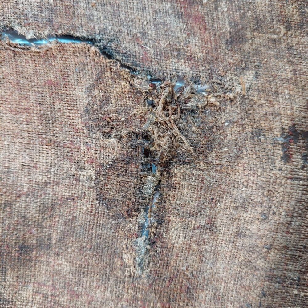 Winkelriss mit Rest einer alten Überklebung