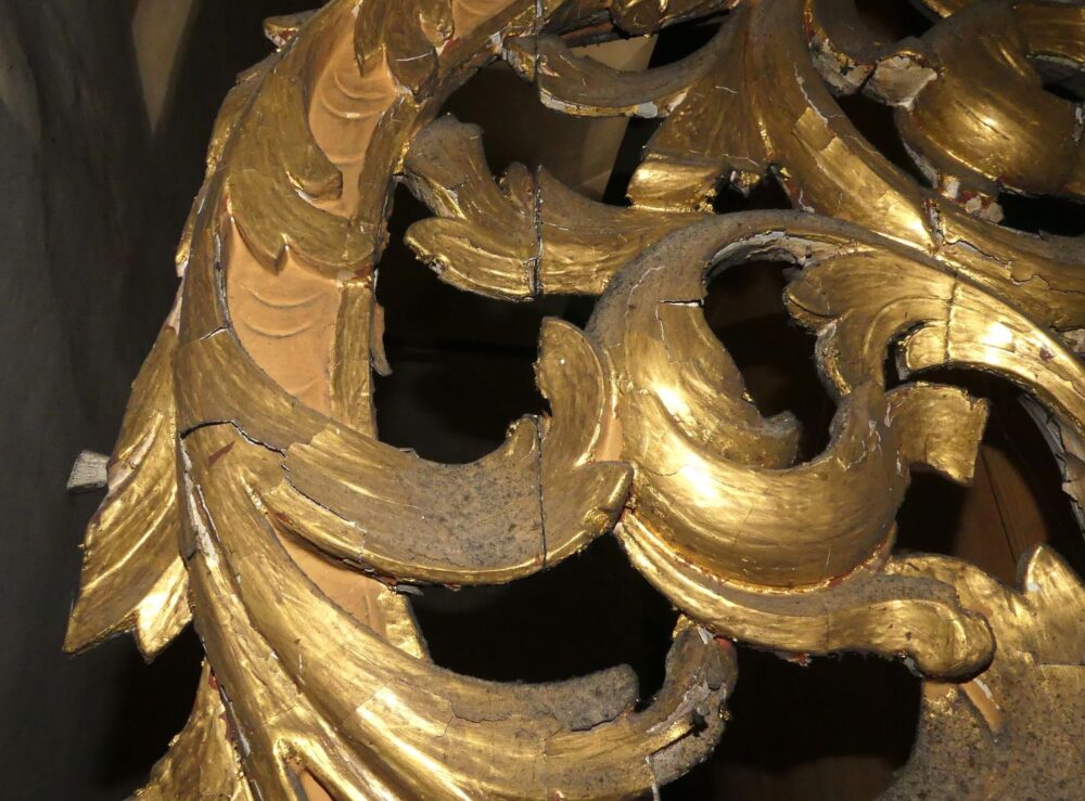 Vorzustand mit abgängiger Goldfassung