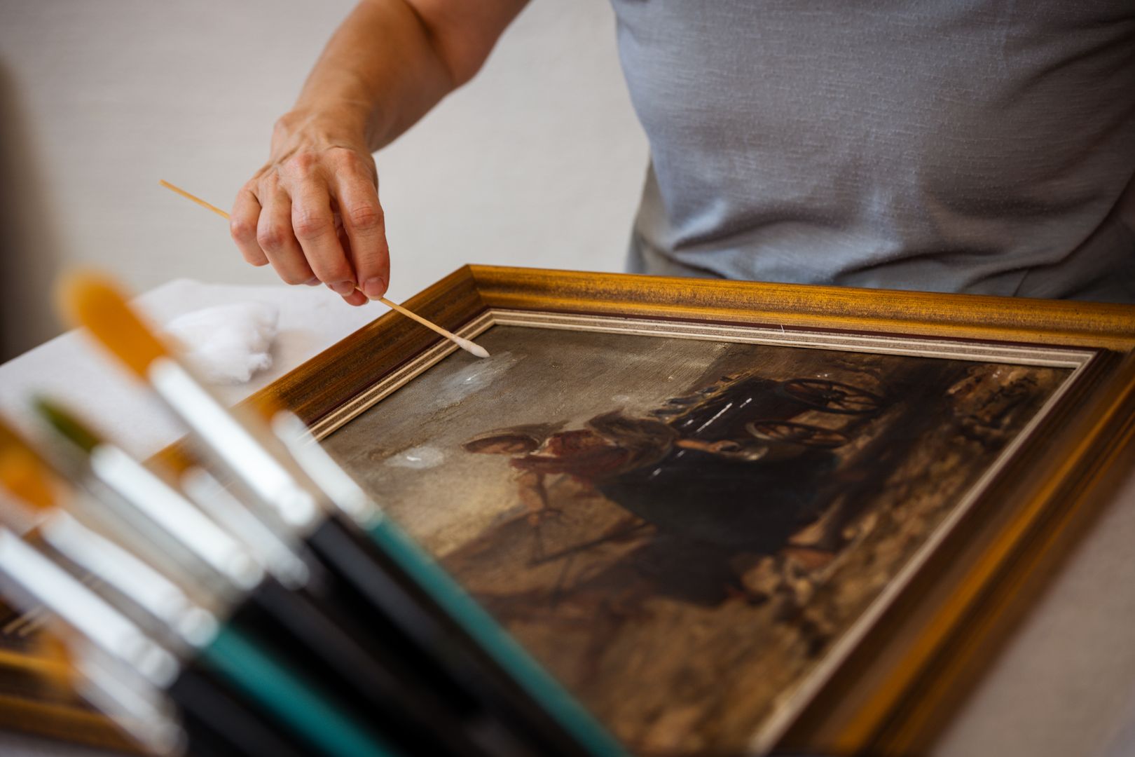 Frau bei der Bildrestaurierung, Foto © Stefan Trost