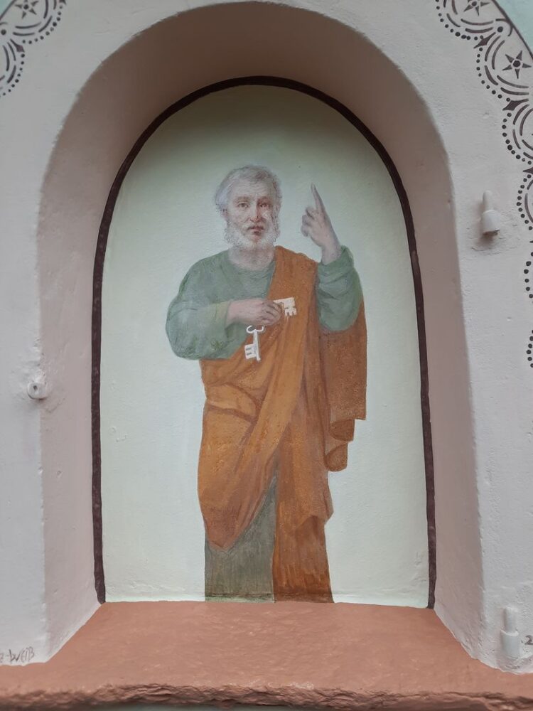 Hl. Petrus als Schutzpatron eines Wohnhauses in den Bergen des italienischen Piemonts nach der Restaurierung.
