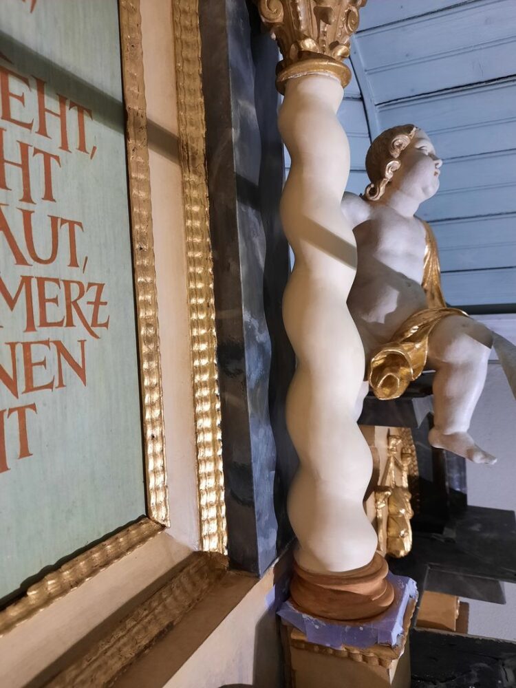 Eine kleine gedrehte Säule mit neuem Kreidegrundaufbau und hellem Grundanstrich.