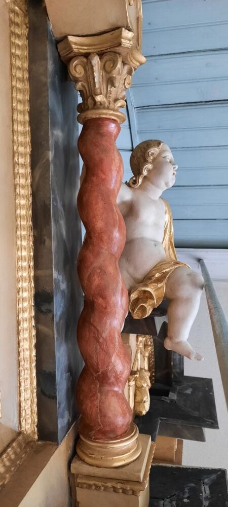 Säule im Endzustand mit neuer Fassung.
